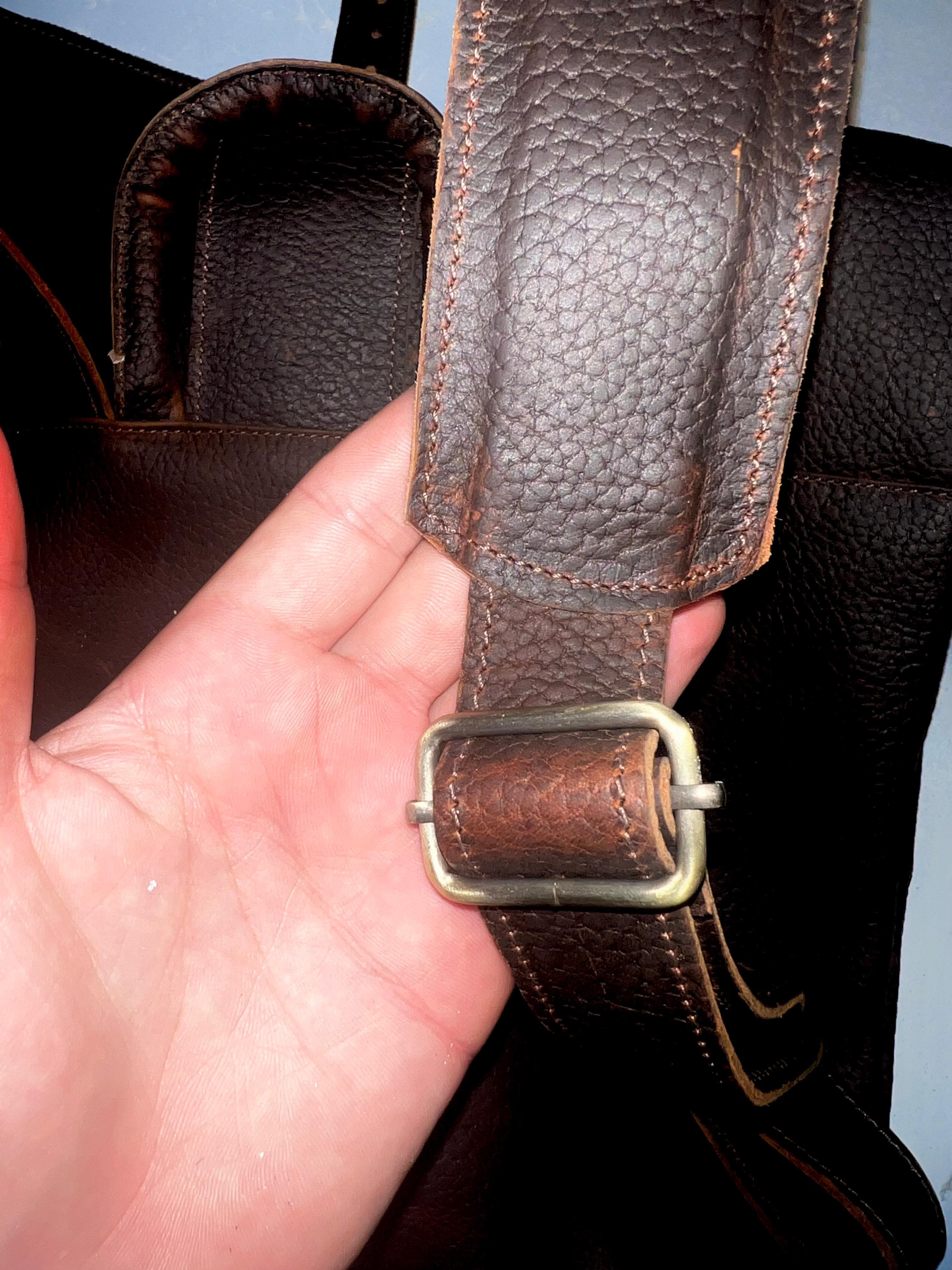 Coutures d'un sac AZERI en cuir chocolat